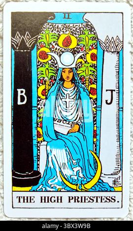 The High Priestess - numero 2 - Studio individuale di carte Tarocchi impostato su sfondo testurizzato. Data: Luglio 2025 Foto Stock