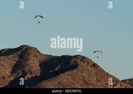 13 gennaio 2020, Quartzsite, Arizona, Stati Uniti: Due paracadute motorizzati o PPC volano vicino a Quartzsite, Arizona, con le montagne Plomosa sullo sfondo. (Immagine di credito: © Jon G. Fuller/VW Pics via ZUMA Press Wire) Foto Stock