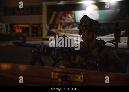 25 agosto 2021 - Kabul, Afghanistan - Un paracadutista assegnato al 1st Brigade Combat Team, 82nd Airborne Division conduce la sicurezza mentre la Divisione continua ad aiutare ad agevolare l'evacuazione sicura di cittadini statunitensi, richiedenti visti speciali immigrati e altri afghani a rischio fuori dall'Afghanistan nel modo più rapido e sicuro possibile dall'aeroporto internazionale Hamid Karzai di Kabul, 26 agosto 2021. (Immagine di credito: © U.S. Army/ZUMA Press Wire Service/ZUMAPRESS.com) Foto Stock