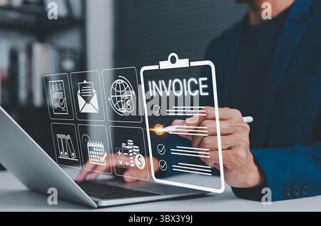 Concetto di automazione della fatturazione elettronica e digitale. Uomo d'affari che utilizza strumenti digitali sul laptop per gestire le fatture, con icone che rappresentano il settore finanziario Foto Stock