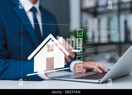 Concetto di elenco di controllo per l'ispezione di proprietà immobiliari. Professionista aziendale che utilizza un laptop con icona della casa e interfaccia checklist, valutazione della proprietà Foto Stock