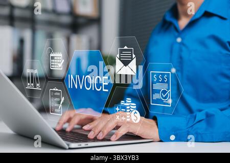 Concetto di gestione fatturazione elettronica e fatturazione online. Una persona che lavora su un notebook con icone di fattura digitale, calendario, lista di controllo, denaro, estratto conto, Foto Stock