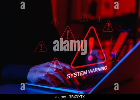 Informazioni sull'avviso di sistema e sulle minacce alla cibersicurezza. Una persona che utilizza un notebook con triangoli rossi di avvertenza e esclamazione che simboleggiano il cyber Foto Stock