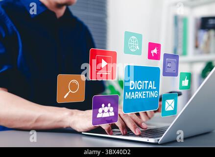 Concetto di strategia di marketing digitale. Una persona che utilizza un laptop con icone di marketing digitale che rappresentano SMM SEO SEM, video, e-mail, Web, pubblicità, ad, Foto Stock