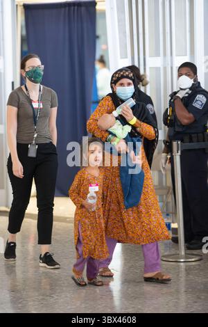 27 agosto 2021, Monaco di Baviera, Germania: WASHINGTON DC, USA - AGOSTO 27: rifugiati afghani evacuati da Kabul, arrivano all'aeroporto internazionale Dulles di Washington, DC, Stati Uniti il 27 agosto 2021 a Washington DC, USA. (Immagine di credito: © Ali Khaligh/ATPImages tramite ZUMA Press Wire) Foto Stock
