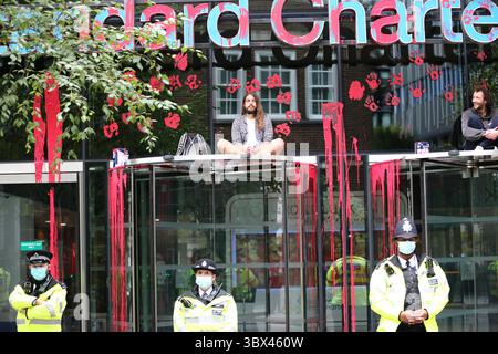 27 agosto 2021, Londra, Inghilterra, Regno Unito: Gli attivisti della ribellione del denaro dipinsero di rosso l'ingresso della Standard Chartered Bank nella City di Londra. (Immagine di credito: © Tayfun Salci/ZUMA Press Wire) Foto Stock