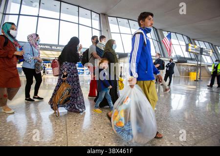 27 agosto 2021, Monaco di Baviera, Germania: WASHINGTON DC, USA - AGOSTO 27: rifugiati afghani evacuati da Kabul, arrivano all'aeroporto internazionale Dulles di Washington, DC, Stati Uniti il 27 agosto 2021 a Washington DC, USA. (Immagine di credito: © Ali Khaligh/ATPImages tramite ZUMA Press Wire) Foto Stock