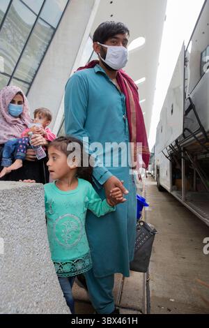27 agosto 2021, Monaco di Baviera, Germania: WASHINGTON DC, USA - AGOSTO 27: rifugiati afghani evacuati da Kabul, arrivano all'aeroporto internazionale Dulles di Washington, DC, Stati Uniti il 27 agosto 2021 a Washington DC, USA. (Immagine di credito: © Ali Khaligh/ATPImages tramite ZUMA Press Wire) Foto Stock
