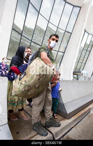 27 agosto 2021, Monaco di Baviera, Germania: WASHINGTON DC, USA - AGOSTO 27: rifugiati afghani evacuati da Kabul, arrivano all'aeroporto internazionale Dulles di Washington, DC, Stati Uniti il 27 agosto 2021 a Washington DC, USA. (Immagine di credito: © Ali Khaligh/ATPImages tramite ZUMA Press Wire) Foto Stock