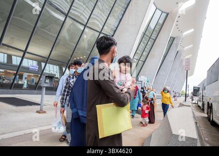 27 agosto 2021, Monaco di Baviera, Germania: WASHINGTON DC, USA - AGOSTO 27: rifugiati afghani evacuati da Kabul, arrivano all'aeroporto internazionale Dulles di Washington, DC, Stati Uniti il 27 agosto 2021 a Washington DC, USA. (Immagine di credito: © Ali Khaligh/ATPImages tramite ZUMA Press Wire) Foto Stock