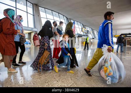 27 agosto 2021, Monaco di Baviera, Germania: WASHINGTON DC, USA - AGOSTO 27: rifugiati afghani evacuati da Kabul, arrivano all'aeroporto internazionale Dulles di Washington, DC, Stati Uniti il 27 agosto 2021 a Washington DC, USA. (Immagine di credito: © Ali Khaligh/ATPImages tramite ZUMA Press Wire) Foto Stock