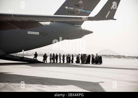 30 agosto 2021, Kabul, Afghanistan: Gli evacuati aspettano di salire a bordo di un Boeing C-17 Globemaster III durante un'evacuazione all'aeroporto internazionale Hamid Karzai di Kabul. I membri del servizio degli Stati Uniti stanno assistendo il Dipartimento di Stato con un'operazione di evacuazione non combattente (NEO) in Afghanistan. (Immagine di credito: © Victor Mancillal/U.S. Marines/ZUMA Press Wire Service/ZUMAPRESS.com) Foto Stock