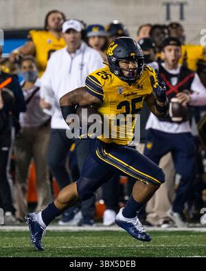 4 settembre 2021 Berkeley, CA USA California il running back DeCarlos Brooks (25) corre per un lungo guadagno durante la partita di football NCAA tra Nevada Wolf Pack e California Golden Bears. Da FTX Field al California Memorial Stadium. Thurman James/CSM(immagine di credito: &Copy; Thurman James/CSM tramite cavo ZUMA) Foto Stock