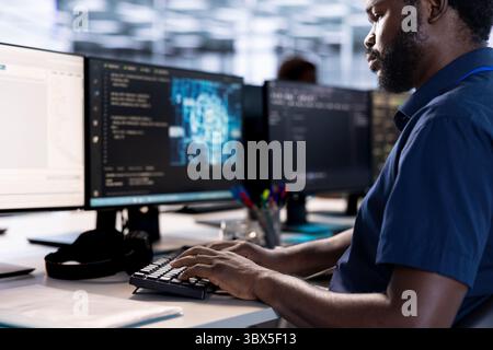 L'amministratore di sistema riconfigura la server farm di intelligenza artificiale per ottimizzarla in base ai requisiti di elaborazione dei dati dei clienti. Esperto DI INTELLIGENZA ARTIFICIALE che lavora per garantire il funzionamento efficiente dei dispositivi per data center Foto Stock