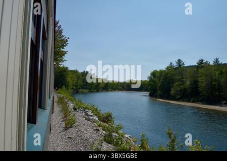 4 settembre 2021, North Conway, New Hampshire, Stati Uniti: I passeggeri hanno finestre aperte per vedere Mount Washington Valley e il fiume Saco mentre viaggiano sul treno Valley con l'auto Pullman del 1898 d'epoca restaurata The Gertrude Emma presso la Conway Scenic Railroad a North Conway, New Hampshire, il 4 settembre 2021. La ferrovia gestisce attrezzature ferroviarie d'epoca dall'era del vapore all'era del diesel e offre la possibilità di vedere com'era viaggiare in treno durante l'epoca d'oro del viaggio in treno. (Immagine di credito: © Joseph prezioso/ZUMA Press Wire) Foto Stock