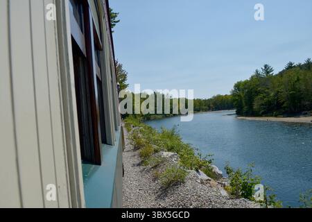 4 settembre 2021, North Conway, New Hampshire, Stati Uniti: I passeggeri hanno finestre aperte per vedere Mount Washington Valley e il fiume Saco mentre viaggiano sul treno Valley con l'auto Pullman del 1898 d'epoca restaurata The Gertrude Emma presso la Conway Scenic Railroad a North Conway, New Hampshire, il 4 settembre 2021. La ferrovia gestisce attrezzature ferroviarie d'epoca dall'era del vapore all'era del diesel e offre la possibilità di vedere com'era viaggiare in treno durante l'epoca d'oro del viaggio in treno. (Immagine di credito: © Joseph prezioso/ZUMA Press Wire) Foto Stock