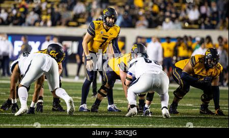 4 settembre 2021 Berkeley, CA USA, il quarterback Chase Garbers (7) chiama una giocata durante la partita di football NCAA tra Nevada Wolf Pack e California Golden Bears. La California perse 17-22 dal FTX Field al California Memorial Stadium. Thurman James/CSM(immagine di credito: &Copy; Thurman James/CSM tramite cavo ZUMA) Foto Stock