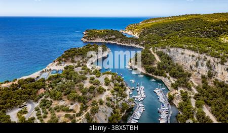 Incredibile ripresa aerea di Calanque de Port Miou Marina vicino a Cassis, Francia: Una tranquilla fuga sulla costa mediterranea Foto Stock