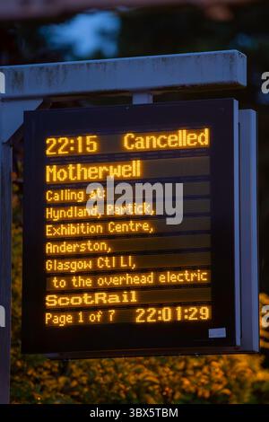 Jordanhill, Glasgow, Scozia, Regno Unito. 17 luglio 2025. Gli ingegneri di Network Rail lavorano per riparare le linee elettriche aeree danneggiate a Hyndland Junction, causando gravi interruzioni ai servizi ferroviari nella parte occidentale di Glasgow. I servizi sono stati ritardati e annullati in quanto gli equipaggi hanno eseguito riparazioni urgenti sulla sezione interessata della linea. Crediti: Jacob Hughes/Alamy Live News Foto Stock