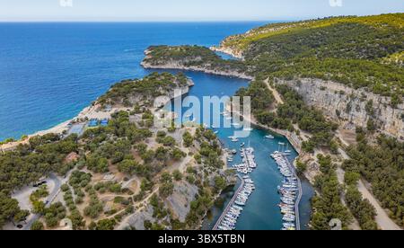 Incredibile ripresa aerea di Calanque de Port Miou Marina vicino a Cassis, Francia: Una tranquilla fuga sulla costa mediterranea Foto Stock