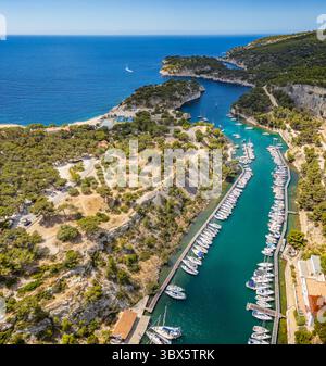 Incredibile ripresa aerea di Calanque de Port Miou Marina vicino a Cassis, Francia: Una tranquilla fuga sulla costa mediterranea Foto Stock