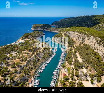 Incredibile ripresa aerea di Calanque de Port Miou Marina vicino a Cassis, Francia: Una tranquilla fuga sulla costa mediterranea Foto Stock
