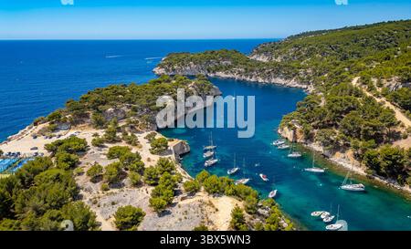 Incredibile ripresa aerea di Calanque de Port Miou Marina vicino a Cassis, Francia: Una tranquilla fuga sulla costa mediterranea Foto Stock