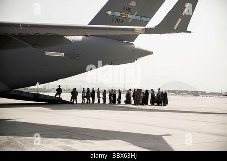 30 agosto 2021 - Kabul, Afghanistan - gli sfollati aspettano di salire a bordo di un Boeing C-17 Globemaster III durante un'evacuazione all'aeroporto internazionale Hamid Karzai, Kabul, Afghanistan, agosto 30. I membri del servizio degli Stati Uniti stanno assistendo il Dipartimento di Stato con un'operazione di evacuazione non combattente (NEO) in Afghanistan. (Foto di staff Sgt. Victor Mancillal) (immagine di credito: © U.S. Marines/ZUMA Press Wire Service/ZUMAPRESS.com) Foto Stock