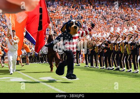11 settembre 2021: Smoky, mascotte dei Tennessee Volunteers, prima della partita di football NCAA tra la University of Tennessee Volunteers e la University of Pittsburgh Panthers al Neyland Stadium di Knoxville Tennessee Tim Gangloff/CSM (Credit Image: &Copy; Tim Gangloff/CSM via ZUMA Wire) Foto Stock