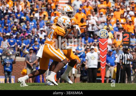 11 settembre 2021: Il quarterback dei Tennessee Volunteers Hendon Hooker #5 consegna la palla al running back dei Tennessee Volunteers Jaylen Wright #23 durante la partita di football NCAA tra i volontari dell'Università del Tennessee e i Panthers dell'Università di Pittsburgh al Neyland Stadium di Knoxville TN Tim Gangloff/CSM(Credit Image: &Copy; Tim Gangloff/CSM via ZUMA Wire) Foto Stock