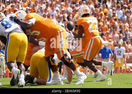 11 settembre 2021: Il quarterback dei Tennessee Volunteers Joe Milton III #7 lancia la palla al running back dei Tennessee Volunteers Jaylen Wright #23 durante la partita di football NCAA tra i volontari dell'Università del Tennessee e i Panthers dell'Università di Pittsburgh al Neyland Stadium di Knoxville TN Tim Gangloff/CSM(Credit Image: &Copy; Tim Gangloff/CSM via ZUMA Wire) Foto Stock