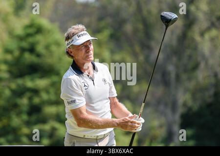 12 settembre 2021: Bernhard Langer di Monaco di Baviera, Germania, guarda il suo scatto sul quinto tee durante l'ultimo round dell'Ascension Charity Classic tenutosi presso il Norwood Hills Country Club di Jennings, MO Richard Ulreich/CSM (Credit Image: &Copy; Richard Ulreich/CSM via ZUMA Wire) Foto Stock