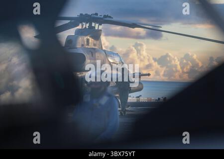 22 agosto 2021 - Oceano Pacifico - Marines statunitensi con Marine Medium Tiltrotor Squadron (VMM) 165 (Rein.), 11th Marine Expeditionary Unit (MEU) e marinai assegnati alla nave d'assalto anfibio USS Essex (LHD 2), preparano un AH-1Z Viper per il decollo dall'Essex, 21 agosto. I Marines e i marinai dell'11th MEU stanno conducendo operazioni di routine come parte dell'Essex Amphibious Ready Group (ARG) nella 3rd Fleet degli Stati Uniti. (Immagine di credito: © Seth Rosenberg/U.S. Marines/ZUMA Press Wire Service/ZUMAPRESS.com) Foto Stock
