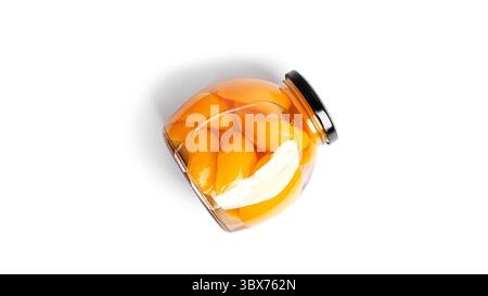 Pesche in scatola in vaso di vetro. Pesche dolci sciroppate isolate su fondo bianco. Foto di alta qualità Foto Stock
