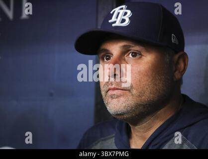 16 settembre 2021, St. Petersburg, Florida, Stati Uniti: Il manager dei Tampa Bay Rays Kevin Cash parla con i media nel dugout prima che i Rays affrontino i Detroit Tigers al Tropicana Field giovedì 16 settembre 2021 a St. Petersburg. (Immagine di credito: © Dirk Shadd/TNS tramite ZUMA Press Wire/TNS tramite ZUMA Press Wire) Foto Stock