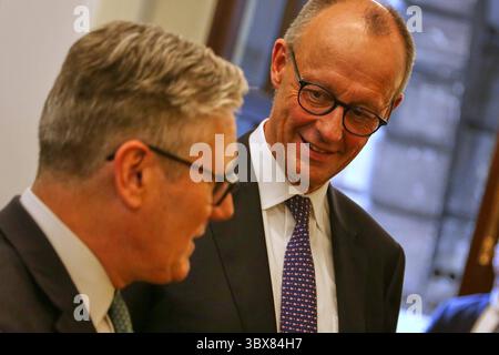 Londra, Inghilterra, Großbritannien, 17.07.2025: Victoria and Albert Museum: Unterzeichnung von Freundschaftsvertrag: L-R: Großbritanniens Premier Keir Starmer und Bundeskanzler Friedrich Merz CDU *** Londra, Inghilterra, Gran Bretagna, 17 07 2025 Victoria and Albert Museum firma del trattato di amicizia L R Great Britains primo ministro Keir Starmer e cancelliere tedesco Friedrich Merz CDU Copyright: xdtsxnachrichts 76437 Foto Stock