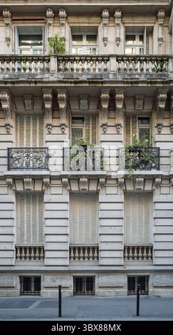 Una facciata ornata di un classico edificio di appartamenti parigino caratterizzato da balconi decorativi ed elementi architettonici tradizionali. Foto Stock