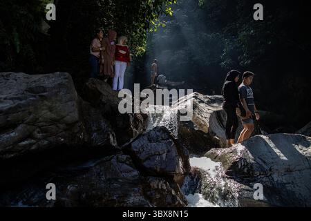 22 settembre 2021, Sentul City, Giava occidentale, Indonesia: Sentul, Bogor, Giava Occidentale, 22 settembre 2021: il sito turistico della cascata Leuwi Hejo a Sentul, Bogor, Giava Occidentale ha riaperto al pubblico. Dopo che i casi di Covid-19 in Indonesia hanno iniziato a diminuire drasticamente, molti siti turistici in Indonesia sono stati riaperti al pubblico. (Immagine di credito: © Donal Husni/ZUMA Press Wire) Foto Stock