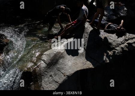 22 settembre 2021, Sentul City, Giava occidentale, Indonesia: Sentul, Bogor, Giava Occidentale, 22 settembre 2021: il sito turistico della cascata Leuwi Hejo a Sentul, Bogor, Giava Occidentale ha riaperto al pubblico. Dopo che i casi di Covid-19 in Indonesia hanno iniziato a diminuire drasticamente, molti siti turistici in Indonesia sono stati riaperti al pubblico. (Immagine di credito: © Donal Husni/ZUMA Press Wire) Foto Stock