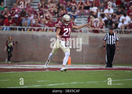 25 settembre 2021: Il punter dei Florida State Seminoles Alex Mastromanno (21) punta il pallone in trasferta durante la partita di football NCAA tra i Louisville Cardinals e i Florida State Seminoles al Doak Campbell Stadium Tallahassee, FL. Louisville sconfigge lo stato della Florida 31 a 23. Jonathan Huff/CSM.(immagine di credito: &Copy; Jonathan Huff www.Apertureone.ne/CSM via ZUMA Wire) Foto Stock