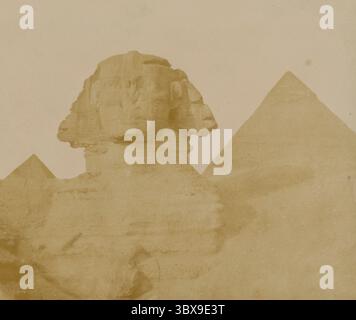Foto storica d'epoca della grande Sfinge di Giza con due piramidi sullo sfondo. Scattata al Cairo, in Egitto, nel 1967. Smithsonian American Art Museum. Foto Stock