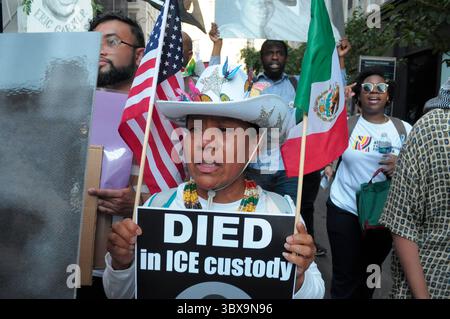 Un dimostratore anti-Trump ha un cartello e le bandiere dell'America e del Messico mentre marciava intorno al 26 Federal Plaza, dove si trova il tribunale per l'immigrazione di New York. I manifestanti a Manhattan, New York, hanno protestato contro Donald Trump come parte di un raduno nazionale chiamato "Good Trouble Lives On" in onore del defunto leader dei diritti civili John Lewis. I manifestanti hanno condannato le politiche di immigrazione dell'amministrazione Trump e le forze dell'immigrazione e delle dogane statunitensi o ICE per l'arresto e l'espulsione degli immigrati. Foto Stock