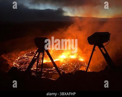 Foto del nuovo lago lavico all'interno del cratere Halemaumau sulla cima di Kilauea scattata la mattina presto il 30 settembre. Questa vista dal bordo nord-ovest di Halemaumau mostra due webcam di fronte alla nuova eruzione, con fessure che producono lava che si accumula all'interno del cratere. Foto Stock
