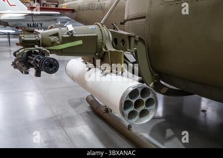 21 gennaio 2020, Tucson, Arizona, Stati Uniti: Un elicottero militare Bell UH-1C Iroquois (Huey) dell'esercito statunitense nel Pima Air & Space Museum, Tucson, Arizona. Dettaglio dell'armamento che mostra il M134 Minigun e il lanciarazzi da 2,75''. (Immagine di credito: © Jon G. Fuller/VW Pics via ZUMA Press Wire) Foto Stock