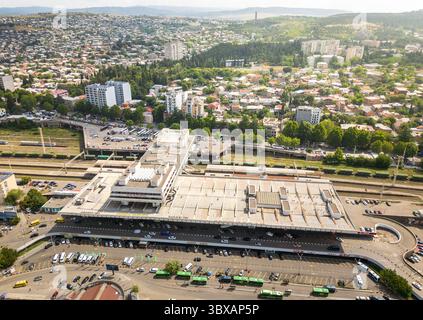 Tbilisi, Georgia - 11 luglio 2025: Veduta aerea della famosa piazza della stazione di Tbilisi e della stazione ferroviaria centrale di Tbilisi collegano popolari nazionali e internazionali Foto Stock
