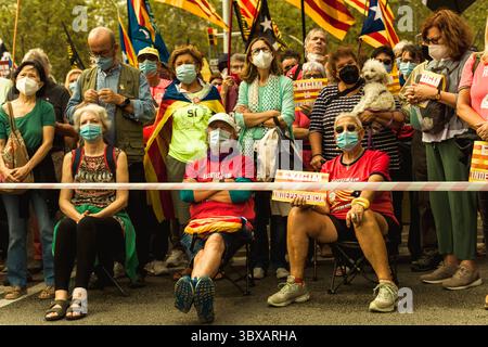 3 ottobre 2021, Barcellona, Catalogna, Spagna: Centinaia di attivisti catalani pro-indipendenza si riuniscono per celebrare il quarto anniversario di uno sciopero generale tenutosi il 3 ottobre 2017, due giorni dopo un referendum vietato sull'indipendenza. (Immagine di credito: © Matthias OesterleZUMA Press Wire) Foto Stock