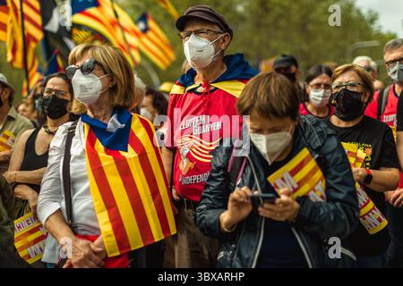 3 ottobre 2021, Barcellona, Catalogna, Spagna: Centinaia di attivisti catalani pro-indipendenza si riuniscono per celebrare il quarto anniversario di uno sciopero generale tenutosi il 3 ottobre 2017, due giorni dopo un referendum vietato sull'indipendenza. (Immagine di credito: © Matthias OesterleZUMA Press Wire) Foto Stock