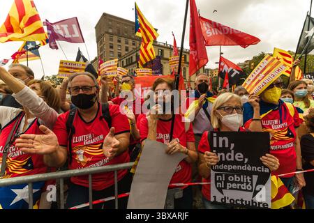 3 ottobre 2021, Barcellona, Catalogna, Spagna: Centinaia di attivisti catalani pro-indipendenza si riuniscono per celebrare il quarto anniversario di uno sciopero generale tenutosi il 3 ottobre 2017, due giorni dopo un referendum vietato sull'indipendenza. (Immagine di credito: © Matthias OesterleZUMA Press Wire) Foto Stock