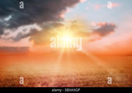 Vista panoramica del sole che splende sul campo Foto Stock