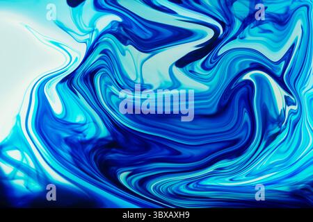 Il liquido blu strisciante astratto sta creando un flusso gradiente dinamico nell'illustrazione del vettore a disegno piatto Foto Stock